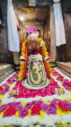 श्री ओम्कारेश्वर ज्योतिर्लिंग जी के आज के संध्या कालीन आरती के दिव्य श्रृंगार दर्शन 14.12.2025