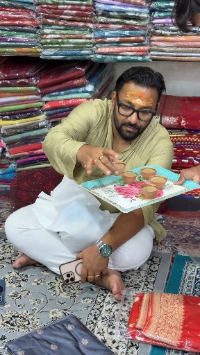 Ajj ek costomer kullar  wali tea pikr bole jaise banaras ki tea hoti hai waise hi banarasi SAREES 